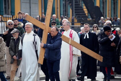 Menschen mit dem Kreuz an Karfreitag durch Zürich unterwegs