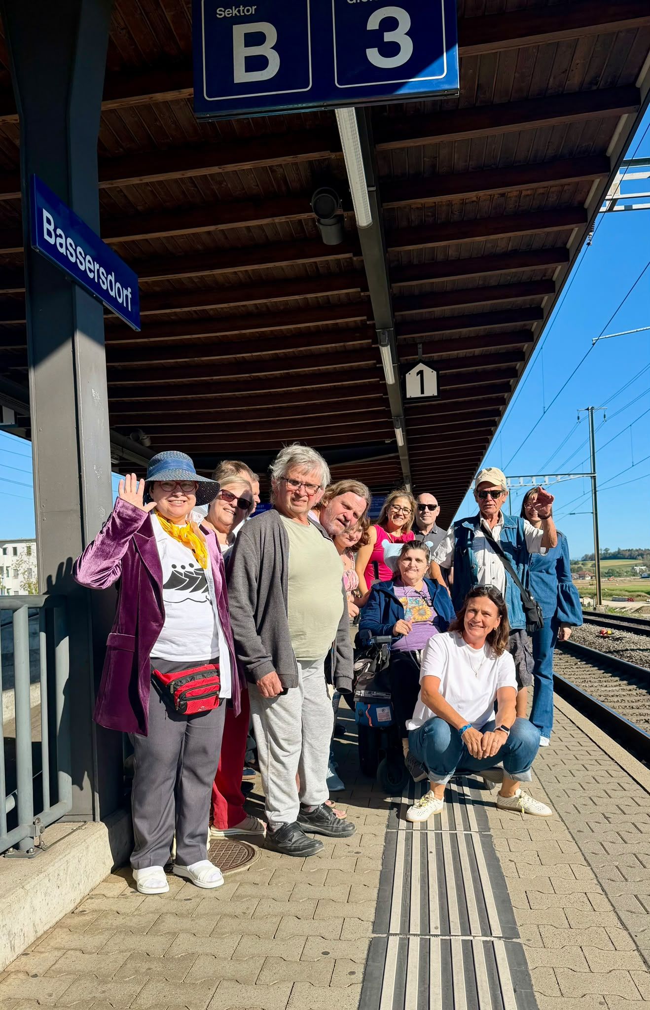 Viele Menschen am Bahnhof