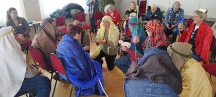 Menschen in Kostümen bei Versammlung.