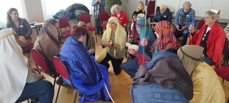 Menschen in Kostümen bei Versammlung.