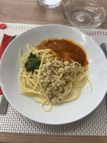 Spaghetti mit Pesto und Sauce