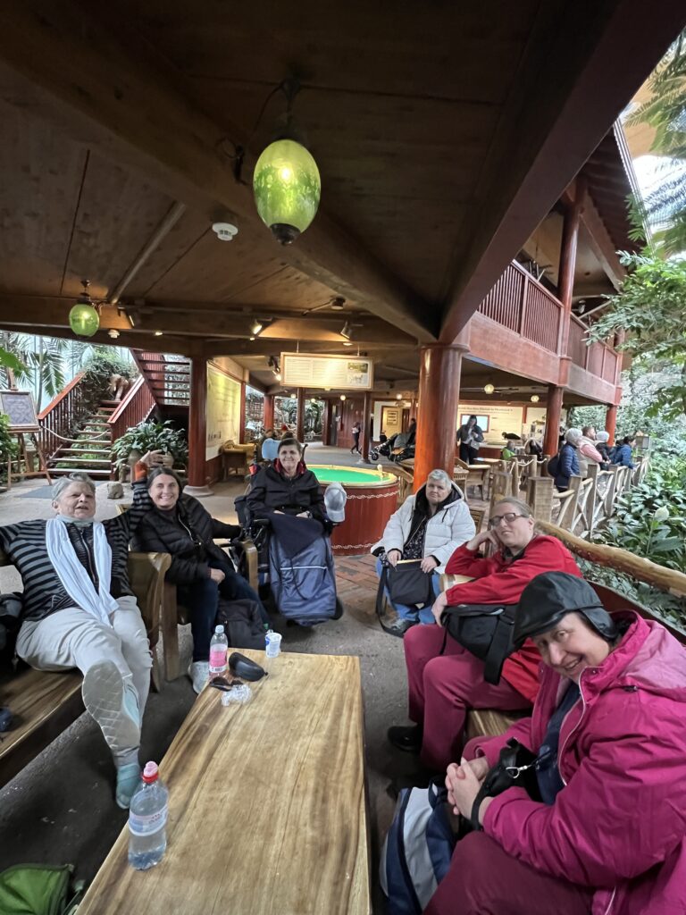 Gruppe von Menschen im Zoo